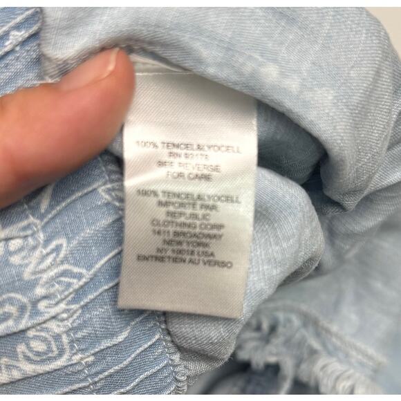 Tahari Women’s Fray Hem Drawstring Shorts Size Small Light Blue Ivory Bandana - Picture 6 of 10